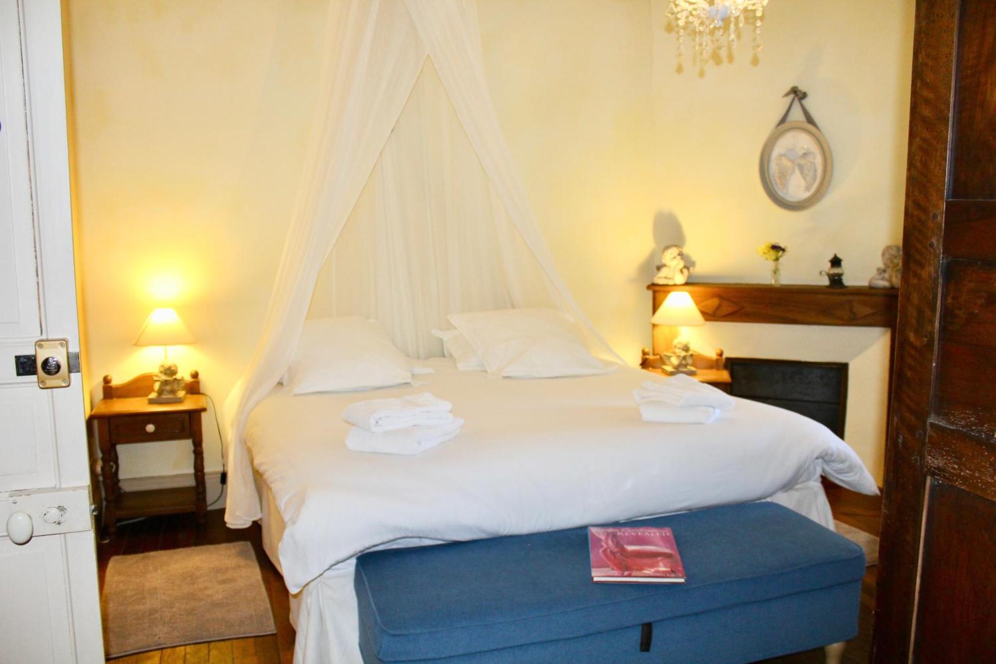 Le Relais Des Anges Bed and Breakfast Mercuès Exteriör bild