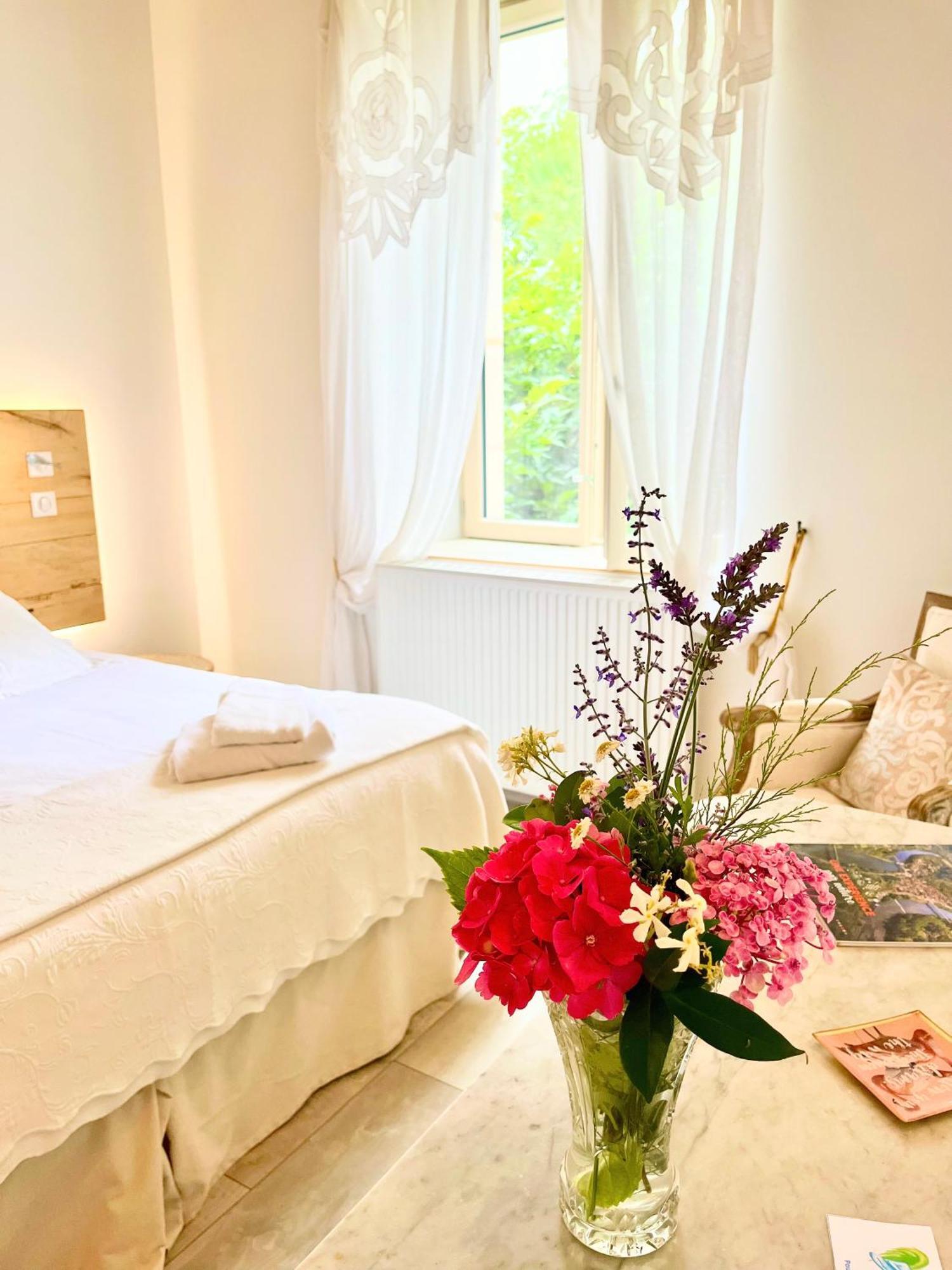 Le Relais Des Anges Bed and Breakfast Mercuès Exteriör bild
