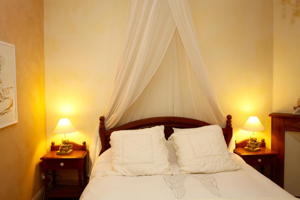 Le Relais Des Anges Bed and Breakfast Mercuès Exteriör bild