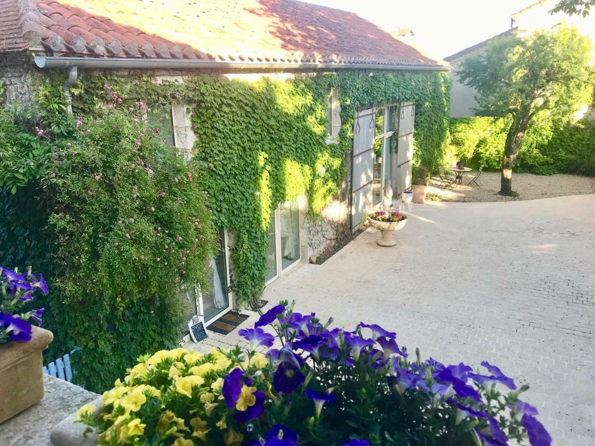 Le Relais Des Anges Bed and Breakfast Mercuès Exteriör bild